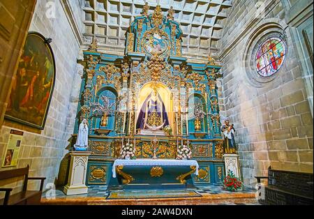 Jerez, SPANIEN - 20. SEPTEMBER 2019: Die kleine herausragende Kapelle in der Kirche San Miguel mit reich verziertem, geschnitztem Altarbild, mit vergoldetem Relie bedeckt Stockfoto