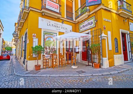 Jerez, SPANIEN - 20. SEPTEMBER 2019: Das gemütliche Restaurant und Weinhaus an der Ecke der Straßen San Miguel und San Pablo in Der Altstadt am Septem Stockfoto