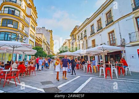 Jerez, SPANIEN - 20. SEPTEMBER 2019: Walk Calle Larga Street - eines der beliebtesten Reiseziele der Altstadt mit vielen Restaurants und Bars, am Sept Stockfoto