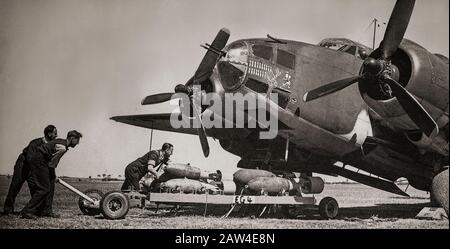 RAF Ground Crew transportiert 250 Pfund General Purpose und 500 Pfund Mittelkapazitätsbomben zu einer Lockheed Ventura, einem in den USA gebauten zweimotorigen Patrouillenbomber. Sie waren im Jahr 1942 bei drei Staffeln der Royal Air Force (RAF) im Einsatz, aber unter RAF-Besatzungen nie sehr beliebt. Obwohl er 80 km/h (50 mph) schneller war und mehr als doppelt so viele Bomben trug wie sein Vorgänger Hudson, erwies er sich als unbefriedigend als Bomber. Stockfoto