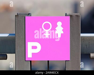 Parkplatz (reserviert) für Frauen - Schild Stockfoto