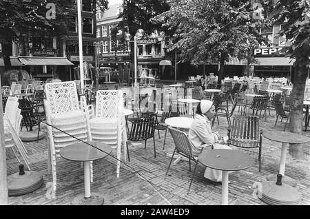 Regen in Amsterdam; menschenleere Terrasse am Leidseplein Datum: 6. Juli 1978 Lage: Amsterdam, Noord-Holland Schlüsselwörter: Terrassen Stockfoto