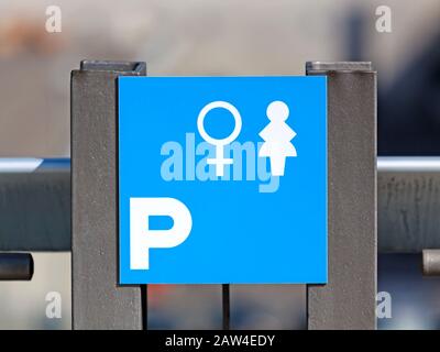 Parkplatz (reserviert) für Frauen - Schild Stockfoto