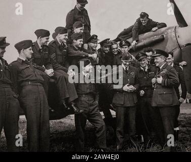 Ein beliebter Besuch der 411 (RCAF) Squadron in Lincoln von Air Marshall Billy Bishop, einem Ersten Weltkriegs-Ass mit 72 Siegen. Das Geschwader flog Spitfire Vbs über den nahen Kontinent. Stockfoto