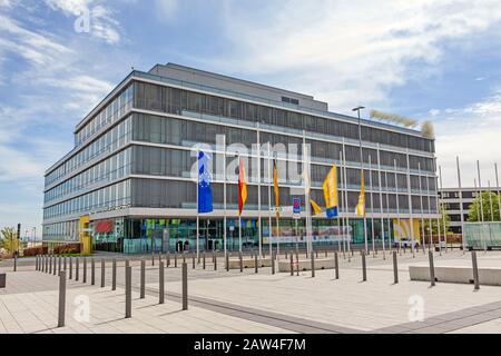 Messebau in Stuttgart / Leinfelden-Echterdingen - Verwaltungsgebäude - Platz am Eingang Stockfoto