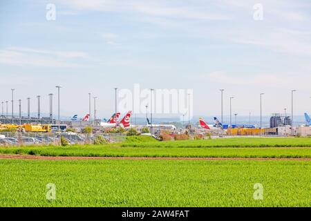 Leinfelden-Echterdingen, Deutschland - 06. Mai 2017: Flughafen Stuttgart, Flugzeuge verschiedener Fluggesellschaften in Parkposition vor Terminal, Grünfeld Stockfoto