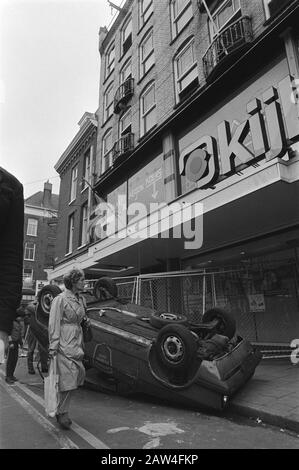 Squat-Hochburg in Ferd. Bolstraat Amsterdam Wetter geklärt; Polizei schiebe Auto aus Datum: 8. Juni 1984 Ort: Amsterdam, Noord-Holland Schlagwörter: Autos, POLIZEI, Hausbesetzer, Räumungen Stockfoto