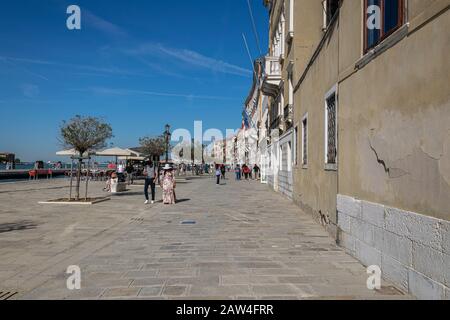 Touristen entlang der Fondamenta Zattere Al Ponte Lungo, Venedig, Italien Stockfoto