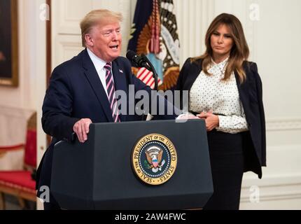 Washington, Vereinigte Staaten. Februar 2020. Präsident Donald Trump spricht an der Seite Von First Lady Melania Trump bei einer Veranstaltung, die seinen Freispruch durch den Senat in seinem Amtsenthebungsverfahren im Weißen Haus in Washington, DC am 6. Februar 2020 feiert. Trump wurde in seinem Amtsenthebungsverfahren im Senat in den beiden Anklagepunkten gegen ihn freigesprochen. Foto von Kevin Dietsch/UPI Credit: UPI/Alamy Live News Stockfoto