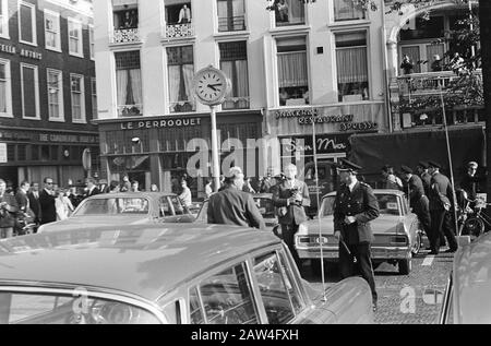 Protest gegen Amsterdam Provos am Haushaltstag 1966 in Den Haag Krawalle in der Innenstadt Von den Haag Datum: 20. September 1966 Standort: Den Haag, South Holland Schlüsselwörter: Polizei, Krawalle, Straßenszenen Institution Name: Provo Stockfoto