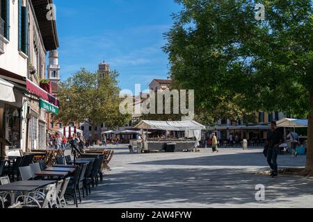 Sommer in Campo Santa Margherita mit Fisch- und Meeresfrüchte-Markt-Stall, Venedig, Italien Stockfoto