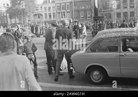 Protest gegen Amsterdam Provos am Haushaltstag 1966 in Den Haag Krawalle in der Innenstadt Von den Haag Datum: 20. September 1966 Standort: Den Haag, South Holland Schlüsselwörter: Polizei, Krawalle, Straßenszenen Institution Name: Provo Stockfoto