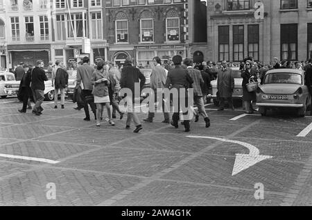 Protest gegen Amsterdam Provos am Haushaltstag 1966 in Den Haag Krawalle in der Innenstadt Von den Haag Datum: 20. September 1966 Standort: Den Haag, South Holland Schlüsselwörter: Polizei, Krawalle, Straßenszenen Institution Name: Provo Stockfoto