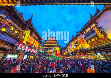 Shanghai, China - 14. Februar 2018: Der berühmte Yu Garden in Shanghai, China, ein traditionelles Einkaufsviertel mit historischem Gebäude. Stockfoto
