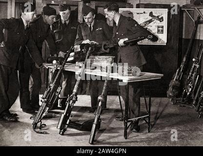 Die RAF Gunnery Research Unit untersucht Luftgewehre aus gedessenen deutschen Flugzeugen auf dem Stützpunkt Collyweston RAF in der Nähe von Stamford in Lincolnshire Stockfoto