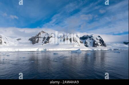 Atemberaubende eisige Landschaften, Chiriguano Bay, Cuverville Island, Antarktische Halbinsel, Antarktis Stockfoto