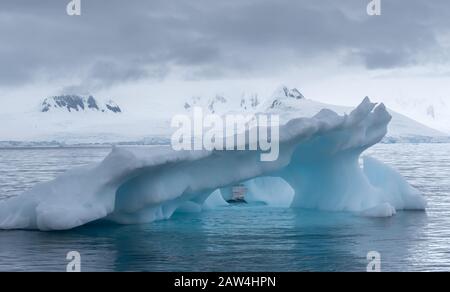 Wunderschöne Eisberge in atemberaubender eisiger Landschaft, Chiriguano Bay, Fournier Bay, Antarktis Stockfoto