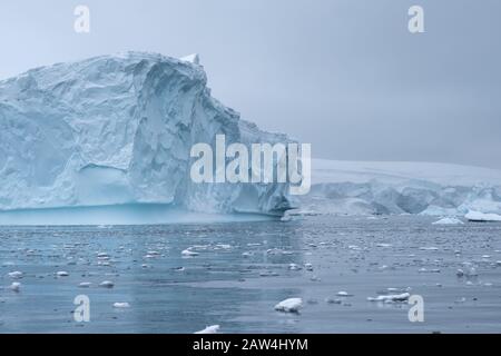 Wunderschöne Eisberge in atemberaubender eisiger Landschaft, Chiriguano Bay, Fournier Bay, Antarktis Stockfoto