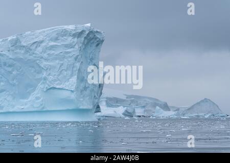 Wunderschöne Eisberge in atemberaubender eisiger Landschaft, Chiriguano Bay, Fournier Bay, Antarktis Stockfoto