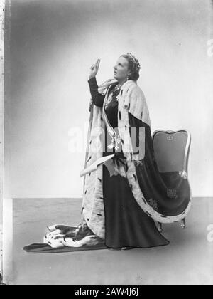 Abdankung Königin Wilhelmina / Einweihung Königin Juliana Fotomontage. Einweihung Königin Juliana. Schwor in der Nieuwe Kerk in Amsterdam. Datum: 6. September 1948 Ort: Amsterdam, Noord-Holland Schlüsselwörter: Einweihung, Königshaus Personenname: Juliana, Königin Stockfoto