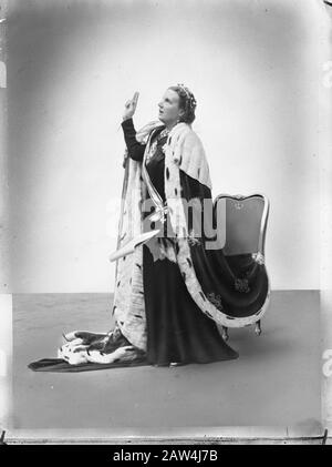 Abdankung Königin Wilhelmina / Einweihung Königin Juliana Montagefoto.Inhuldiging Königin Juliana. Schwor in der Nieuwe Kerk in Amsterdam. Datum: 6. September 1948 Ort: Amsterdam, Noord-Holland Schlüsselwörter: Einweihung, Königshaus Personenname: Juliana, Königin Stockfoto