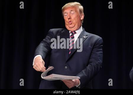 Washington, D.C. Februar 2020. Präsident der Vereinigten Staaten Donald J. Trump hält eine Zeitung, als er am 6. Februar 2020 in Washington, DC, zum 68. Jährlichen "National Prayer Breakfast" im Washington Hilton ankommt.Credit: Oliver Contreras/Pool über CNP - Usage Worldwide Credit: Dpa/Alamy Live News Stockfoto