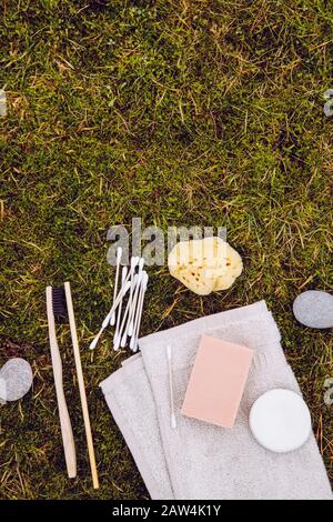 Konzept für natürliche und biologisch abbaubare Produkte. Verschiedene Badezimmerprodukte auf natürlichem grünem Moos im Freien. Flache Laienansicht mit viel Kopierraum. Bambusfib Stockfoto