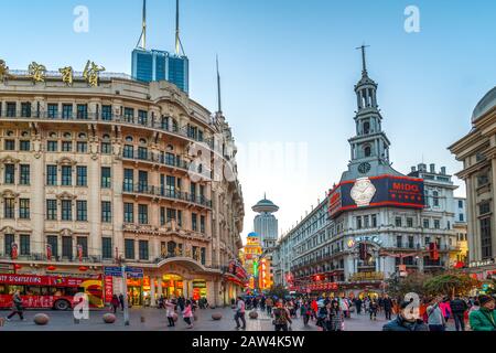 Shanghai, CHINA - 13. FEBRUAR 2018: Auf der Nanjing Road leuchten Neonschilder. Die Gegend ist das Haupteinkaufsviertel Shanghais und eines der geschäftigsten der Welt Stockfoto