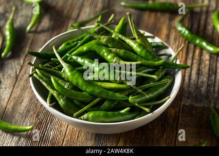 Rohgrün Bio Thai Peppers bereit zum Kochen Mit Stockfoto