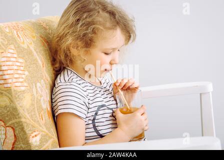 Nahaufnahme der Kinderparty mit gemischtem Saft und natürlich biologisch abbaubarem Bambusstroh. Plastikfreies Lifestyle-Konzept. Stockfoto