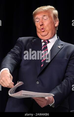 Präsident der Vereinigten Staaten Donald J. Trump hält eine Zeitung, als er am 6. Februar 2020 im Washington Hilton in Washington, DC.Credit: Oliver Contreras/Pool über CNP/MediaPunch zum 68. Jährlichen "National Prayer Breakfast" kommt Stockfoto