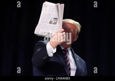 Präsident der Vereinigten Staaten Donald J. Trump hält eine Zeitung, als er am 6. Februar 2020 im Washington Hilton in Washington, DC.Credit: Oliver Contreras/Pool über CNP/MediaPunch zum 68. Jährlichen "National Prayer Breakfast" kommt Stockfoto