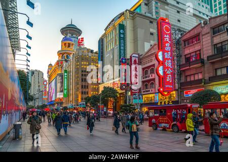 Shanghai, CHINA - 13. FEBRUAR 2018: Auf der Nanjing Road leuchten Neonschilder. Die Gegend ist das Haupteinkaufsviertel Shanghais und eines der geschäftigsten der Welt Stockfoto