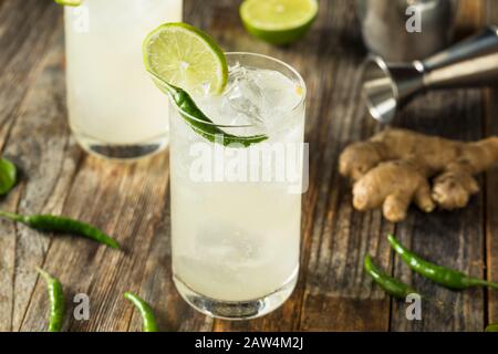 Erfrischende Rum Thai Siam Sunray mit Limette und Pfeffer Stockfoto