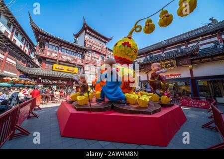 Shanghai, CHINA - 13. FEBRUAR 2018: Auf der Nanjing Road leuchten Neonschilder. Die Gegend ist das Haupteinkaufsviertel Shanghais und eines der geschäftigsten der Welt Stockfoto