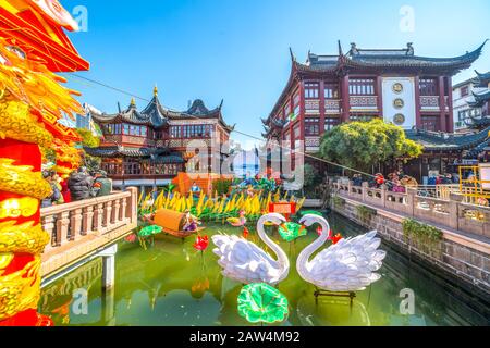 Shanghai, CHINA - 13. FEBRUAR 2018: Auf der Nanjing Road leuchten Neonschilder. Die Gegend ist das Haupteinkaufsviertel Shanghais und eines der geschäftigsten der Welt Stockfoto