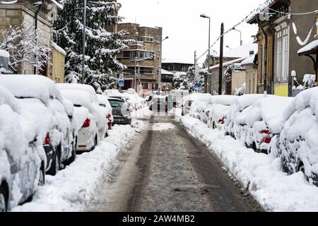 Schnee auf Autos am Morgen. Wintersaison und eisige Autos auf der Straße im morgendlichen Hauptverkehrsverkehr von Bukarest, Rumänien, 2020 Stockfoto