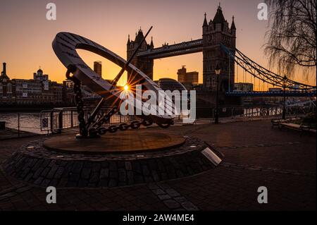 Das Zeitmesser Sundial und Tower Bridge bei Sonnenuntergang in London, Großbritannien Stockfoto