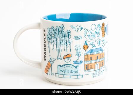 Vidalia, Georgia/USA - 27. September 2019: Eine Produktaufnahme eines Starbucks-Becher mit ikonischen, von Georgia inspirierten Illustrationen. Stockfoto