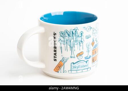 Vidalia, Georgia/USA - 27. September 2019: Eine Produktaufnahme eines Starbucks-Becher mit ikonischen, von Georgia inspirierten Illustrationen. Stockfoto