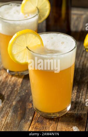 Erfrischendes Lemon Bier Shandy bereit zu Trinken Stockfoto