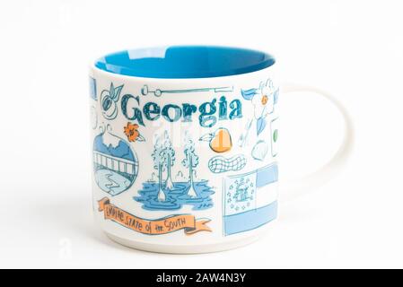 Vidalia, Georgia/USA - 27. September 2019: Eine Produktaufnahme eines Starbucks-Becher mit ikonischen, von Georgia inspirierten Illustrationen. Stockfoto