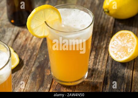 Erfrischendes Lemon Bier Shandy bereit zu Trinken Stockfoto