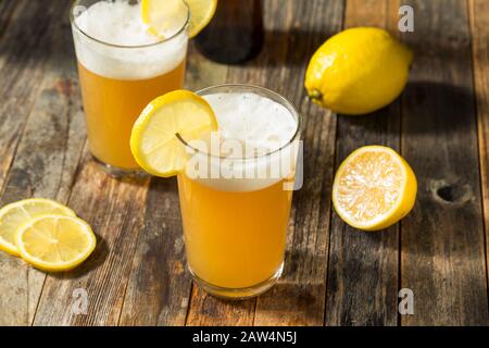 Erfrischendes Lemon Bier Shandy bereit zu Trinken Stockfoto