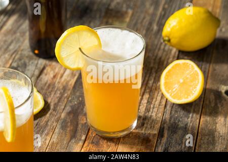 Erfrischendes Lemon Bier Shandy bereit zu Trinken Stockfoto