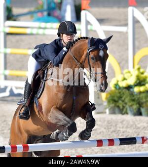 Datei: 6. Februar 2020. Bill Gates Tochter Jennifer verlobte sich mit der ägyptischen Reiterei Nayel Nassar. Foto aufgenommen: Miami BEACH, FL - 06. APRIL: Jennifer Gates besucht die Station der Longines Global Champions Tour in Miami Beach. Jennifer ist die Tochter von Bill und Melinda Gates am 6. April 2018 in Miami Beach, Florida. Personen: Jennifer Gates Credit: Storms Media Group/Alamy Live News Stockfoto