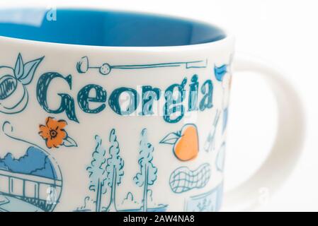 Vidalia, Georgia/USA - 27. September 2019: Eine Produktaufnahme eines Starbucks-Becher mit ikonischen, von Georgia inspirierten Illustrationen. Stockfoto