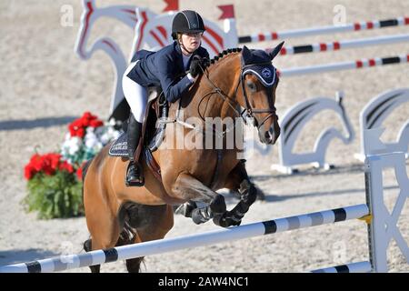 Datei: 6. Februar 2020. Bill Gates Tochter Jennifer verlobte sich mit der ägyptischen Reiterei Nayel Nassar. Foto aufgenommen: Miami BEACH, FL - 06. APRIL: Jennifer Gates besucht die Station der Longines Global Champions Tour in Miami Beach. Jennifer ist die Tochter von Bill und Melinda Gates am 6. April 2018 in Miami Beach, Florida. Personen: Jennifer Gates Credit: Storms Media Group/Alamy Live News Stockfoto