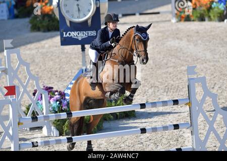 Datei: 6. Februar 2020. Bill Gates Tochter Jennifer verlobte sich mit der ägyptischen Reiterei Nayel Nassar. Foto aufgenommen: Miami BEACH, FL - 06. APRIL: Jennifer Gates besucht die Station der Longines Global Champions Tour in Miami Beach. Jennifer ist die Tochter von Bill und Melinda Gates am 6. April 2018 in Miami Beach, Florida. Personen: Jennifer Gates Credit: Storms Media Group/Alamy Live News Stockfoto