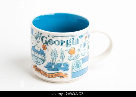 Vidalia, Georgia/USA - 27. September 2019: Eine Produktaufnahme eines Starbucks-Becher mit ikonischen, von Georgia inspirierten Illustrationen. Stockfoto